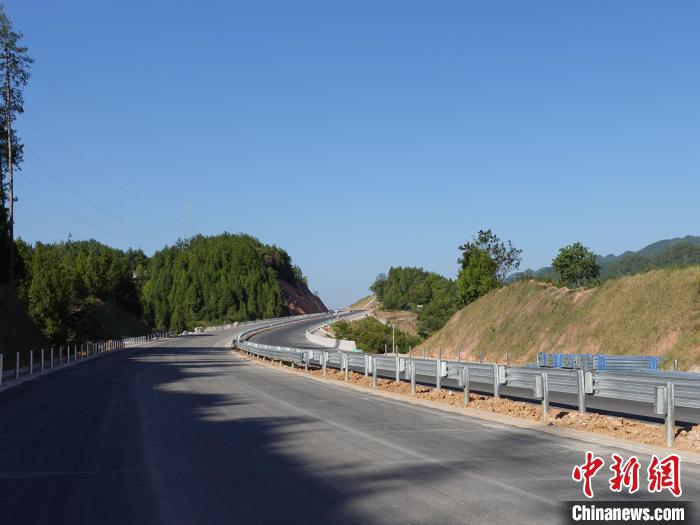 圖為黔江區(qū)過境高速公路的路面?！≈需F建重慶投資集團(tuán)有限公司供圖