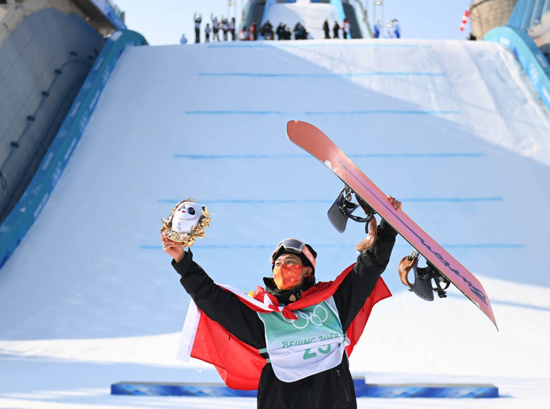 2022年2月15日，中國選手蘇翊鳴在單板滑雪男子大跳臺決賽奪冠后慶祝。新華社記者黃宗治攝