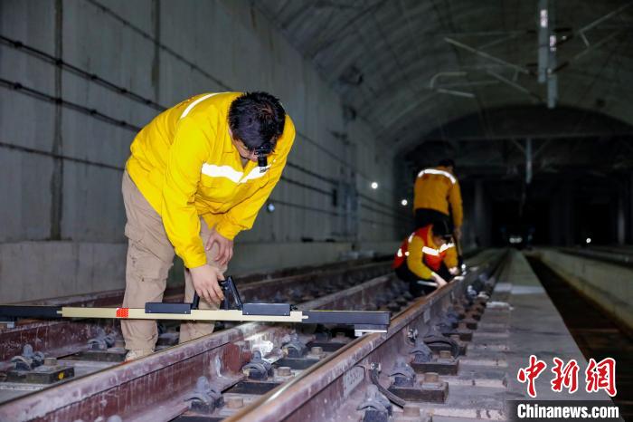 中國鐵路南寧局集團有限公司南寧工務段職工使用道尺檢查吳圩機場高鐵站高鐵線路設備?！№f剛 攝