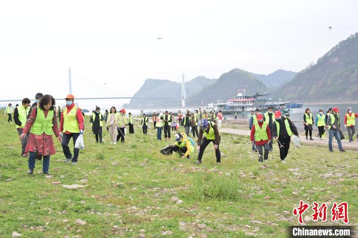 “三峽蟻工”撿拾散落在江灘上的垃圾，定期組織開展凈灘志愿活動(dòng) 田耀平 攝