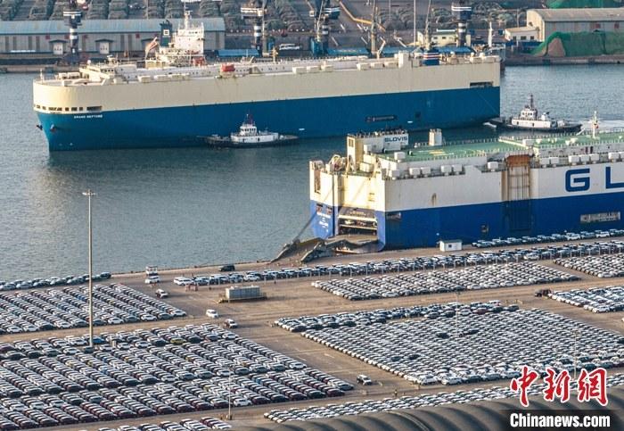 資料圖：山東港口煙臺(tái)港外貿(mào)商品車排隊(duì)“出海”（無人機(jī)照片） 中新社發(fā) 山東港口煙臺(tái)港 供圖